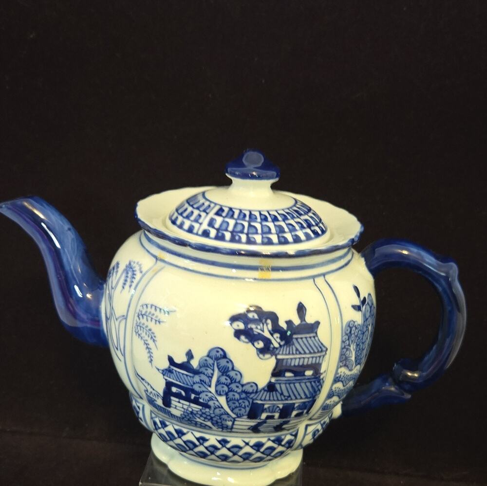 Blue Willow Blue & White Glazed Ceramic Teapot 8 oz w/ Lid Handle